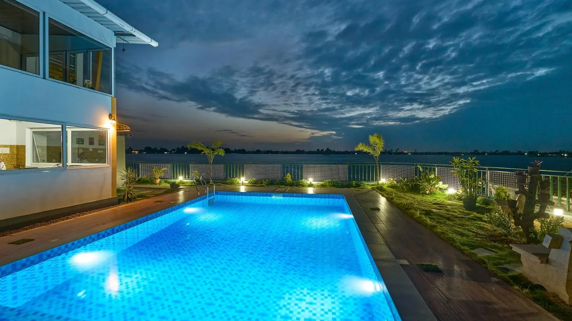 Miras Pmc Lakeshore Resort 3*, Alappuzha India