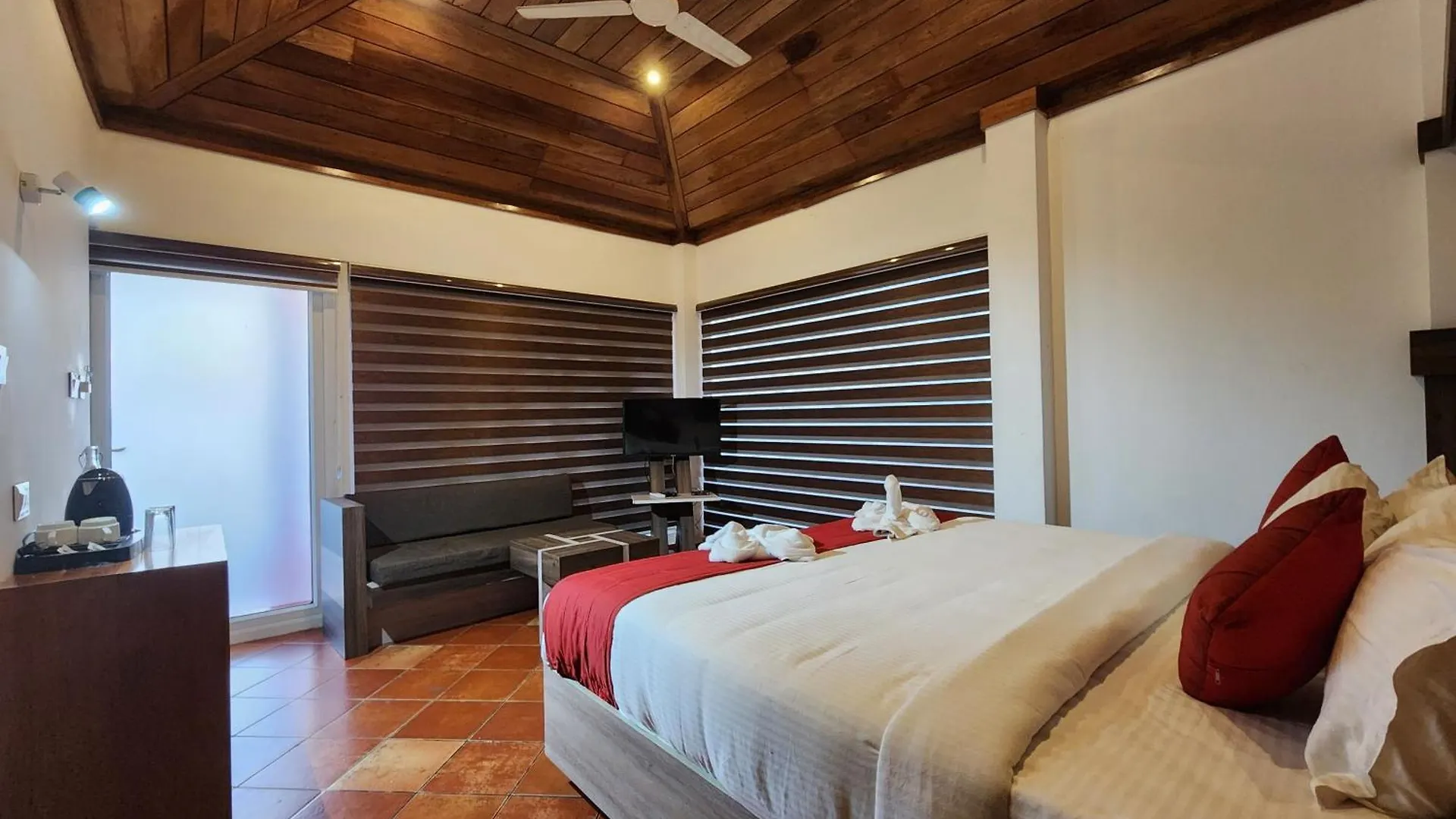 Miras Pmc Lakeshore Resort India
